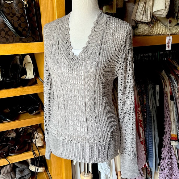 ⭐️BOGO FREE⭐️ DAYTRIP Like New V-Neck Knit Sweater - Picture 2 of 9
